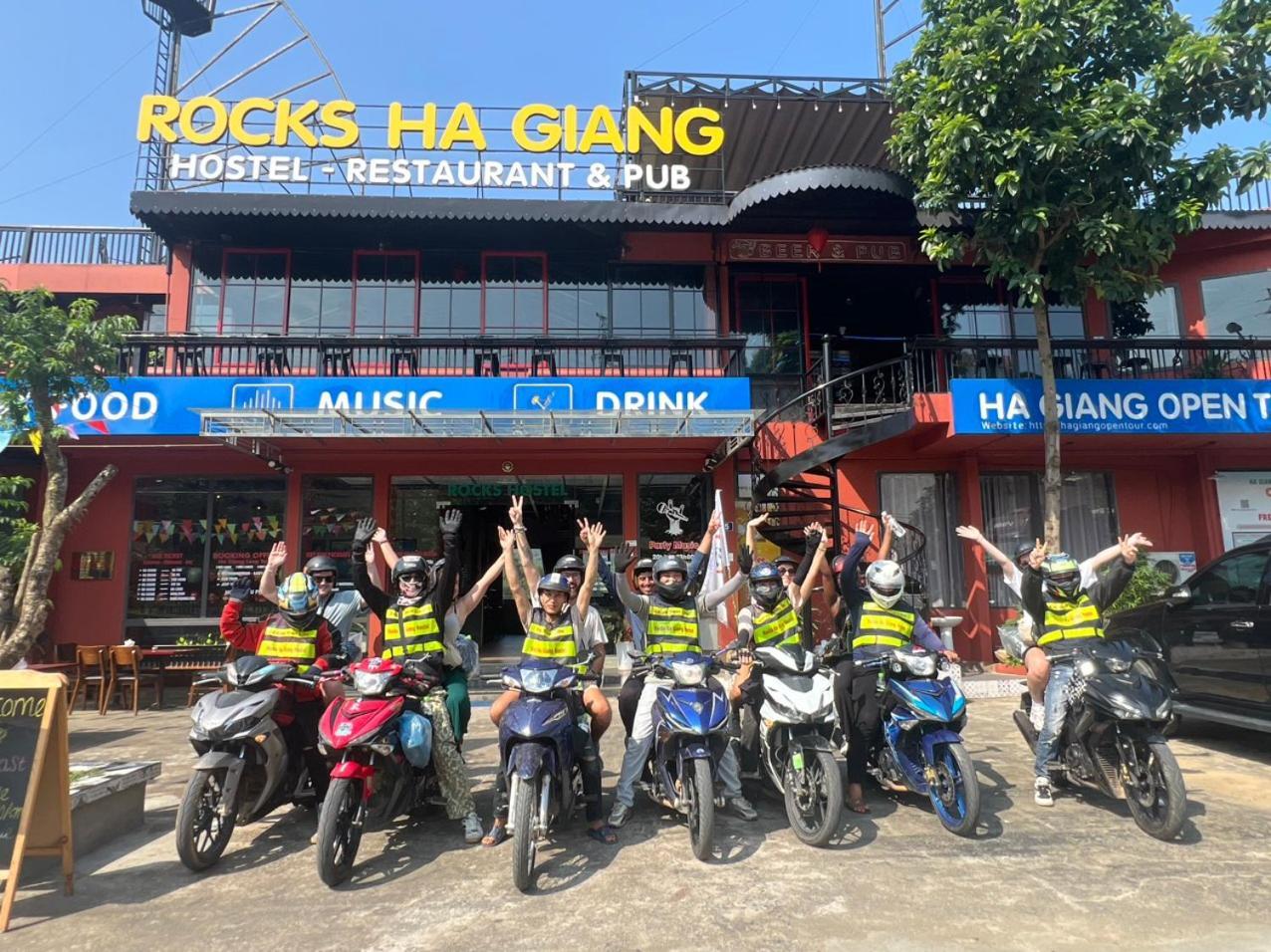 Rocks Ha Giang Hostel & Tour エクステリア 写真